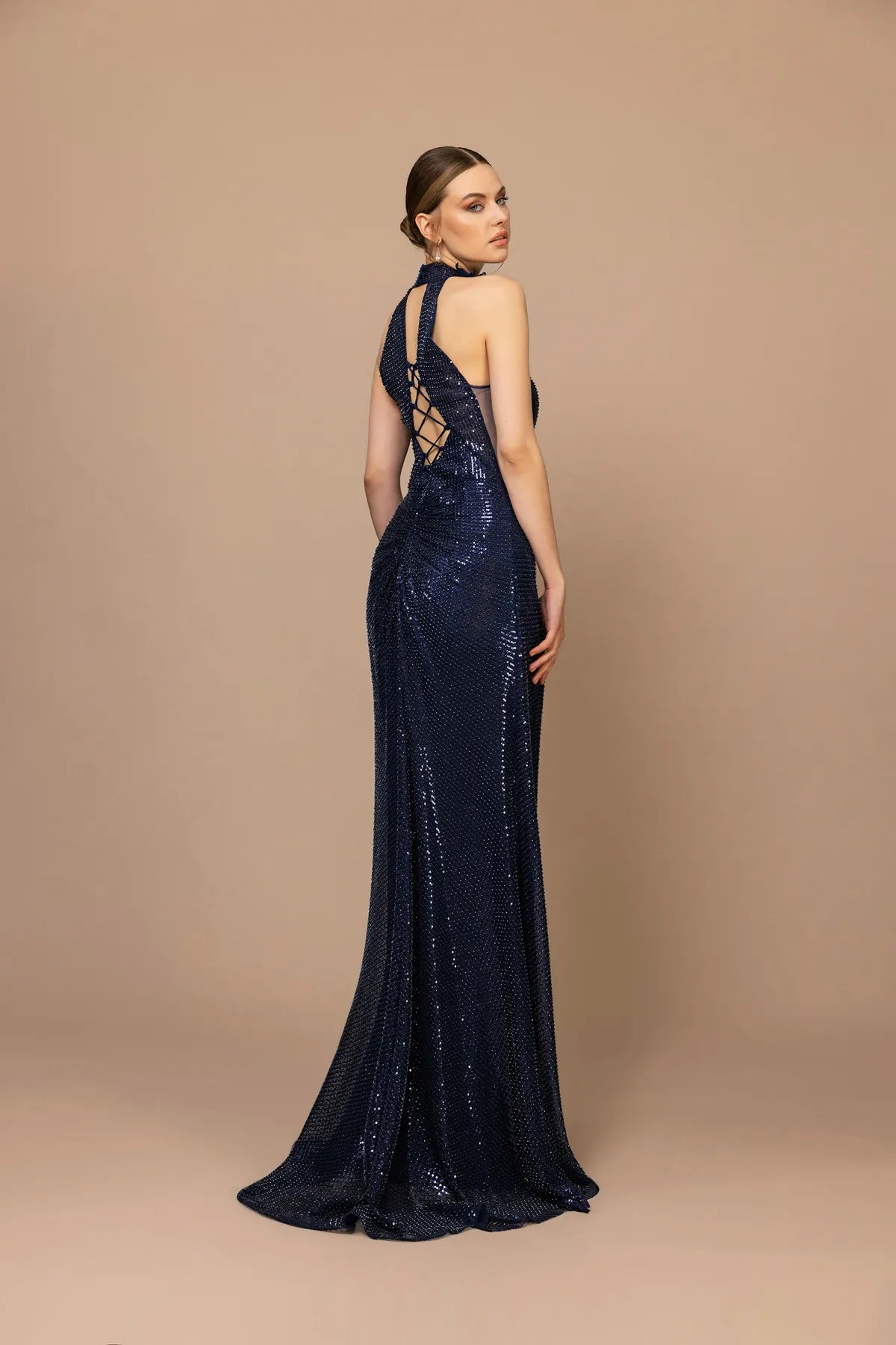 7117-Sırt Dekolte Detaylı Payetli Uzun Elbise