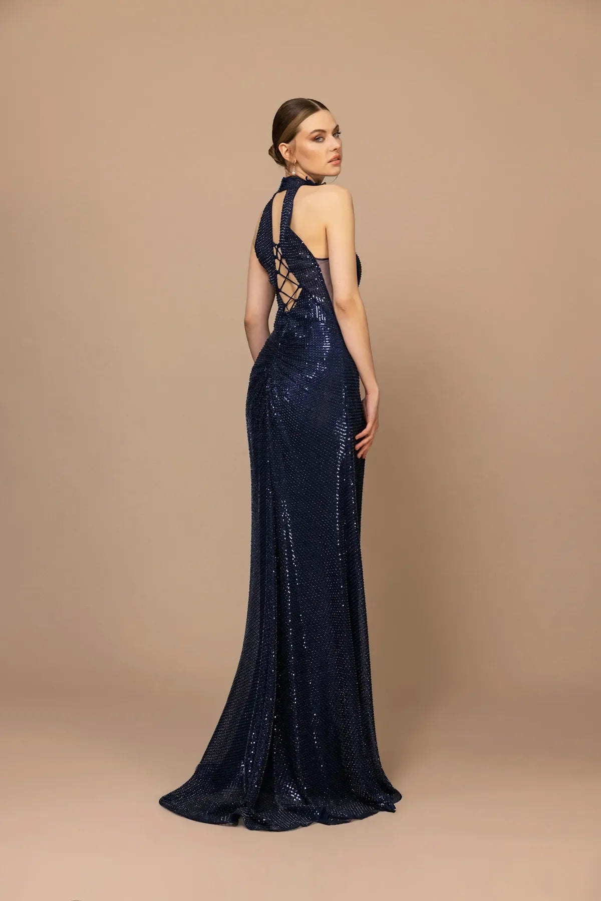 7117-Sırt Dekolte Detaylı Payetli Uzun Elbise - Kenzel
