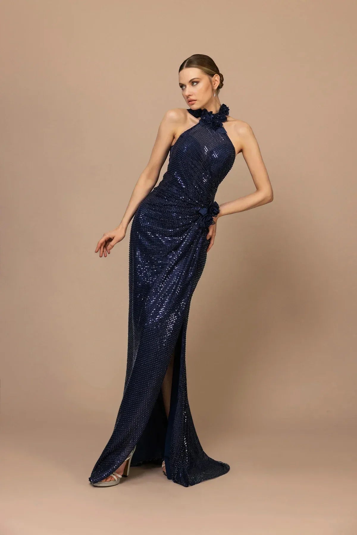 7117-Sırt Dekolte Detaylı Payetli Uzun Elbise - Kenzel