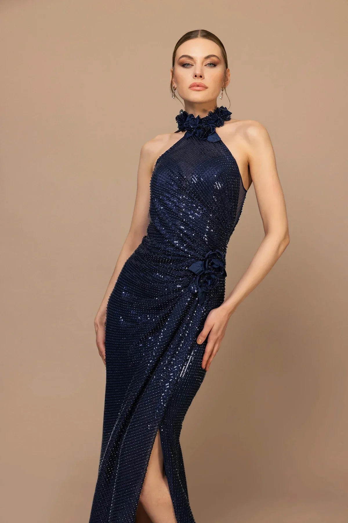 7117-Sırt Dekolte Detaylı Payetli Uzun Elbise - Kenzel