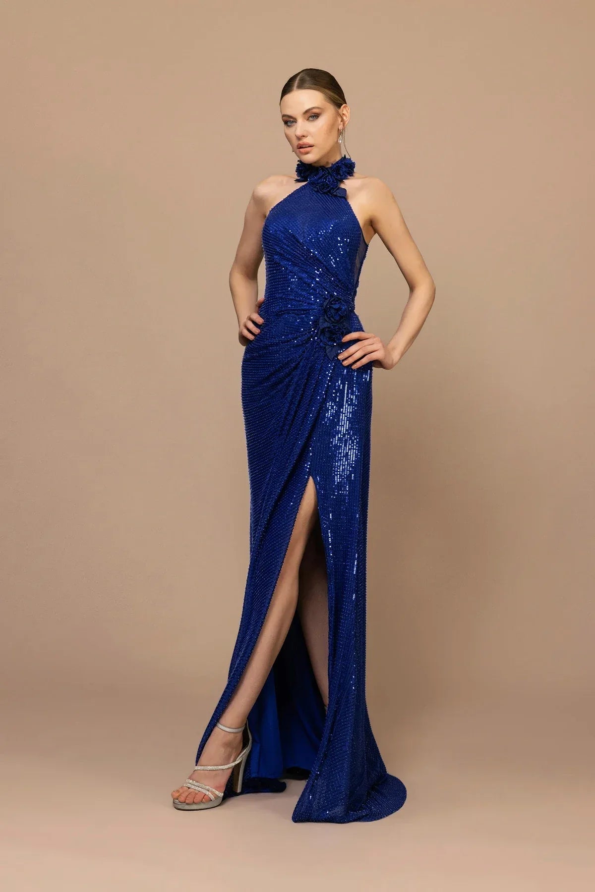 7117-Sırt Dekolte Detaylı Payetli Uzun Elbise - Kenzel
