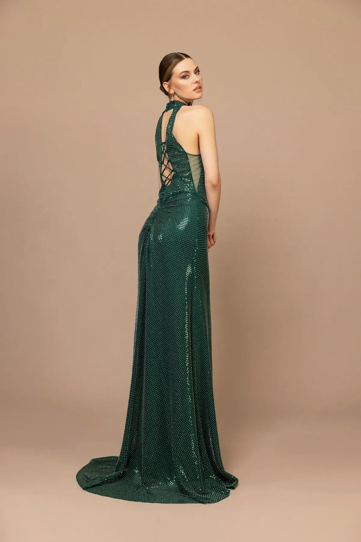 7117-Sırt Dekolte Detaylı Payetli Uzun Elbise