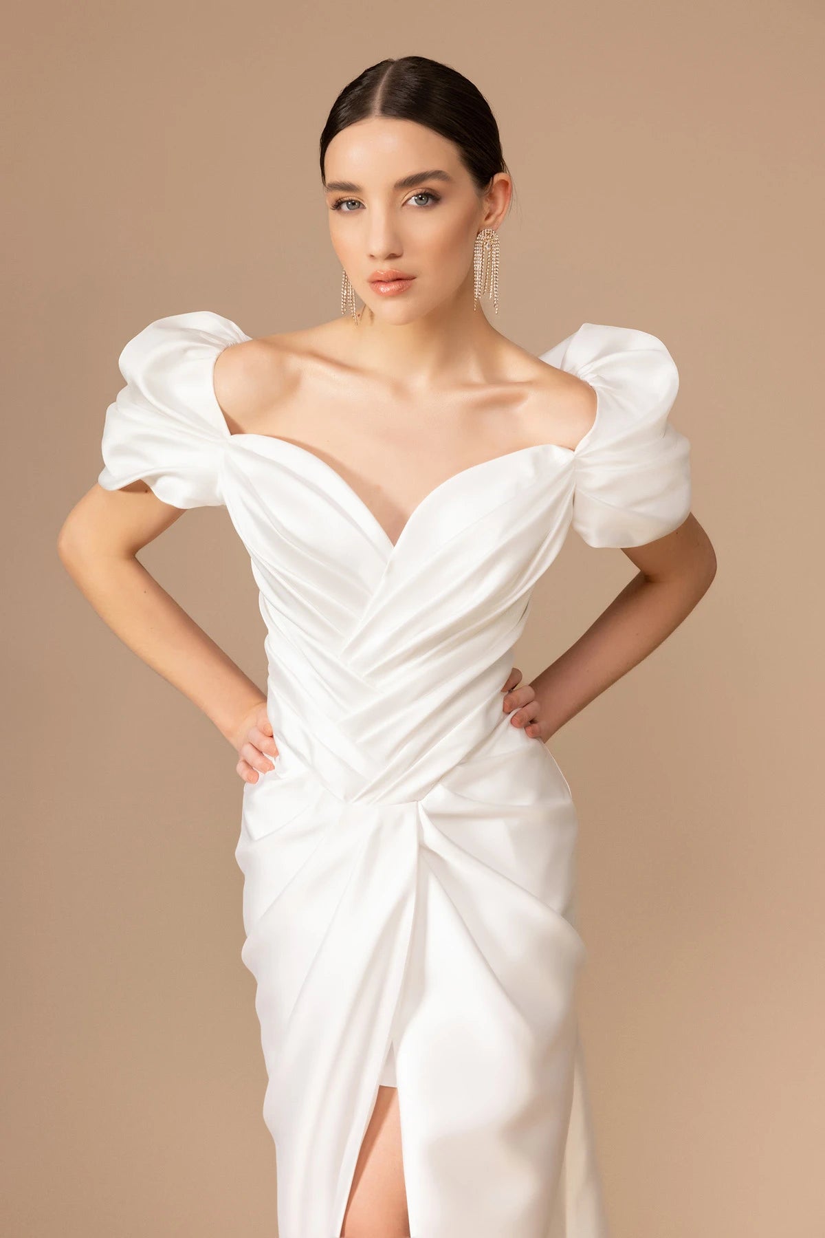 7122-Yaka İşleme Detaylı Yırtmaçlı Uzun Elbise