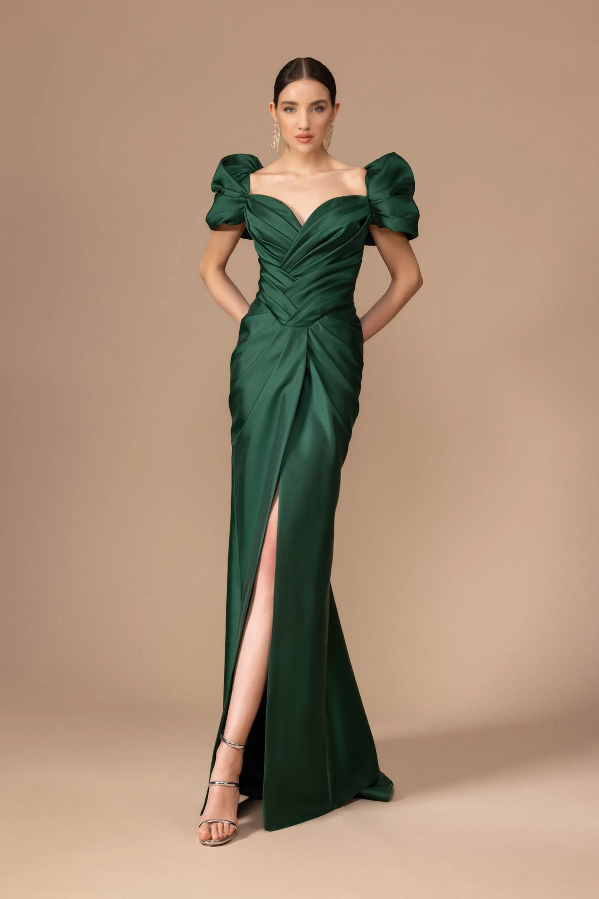 7122-Yaka İşleme Detaylı Yırtmaçlı Uzun Elbise