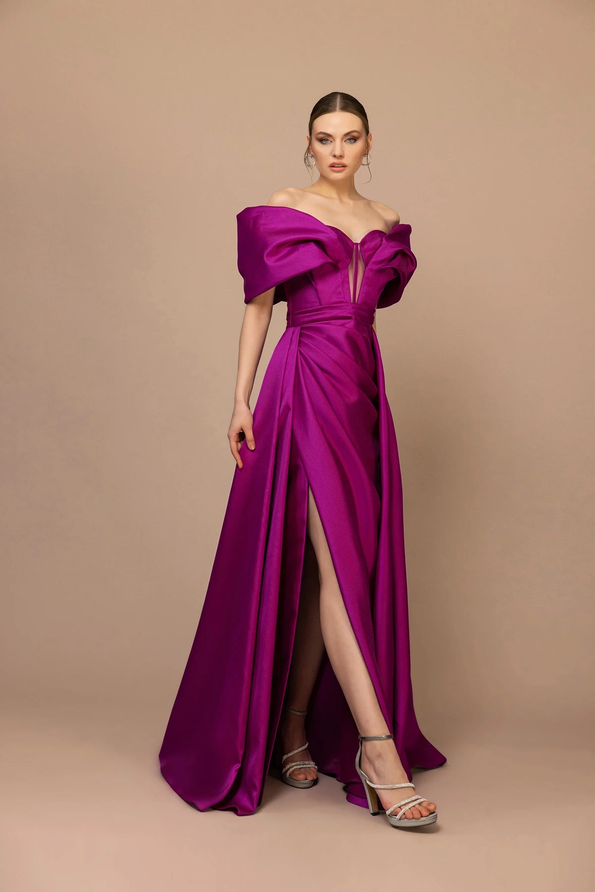 7145-Düşük Omuzlu Uzun Kollu Drapeli Yırtmaçlı Uzun Elbise