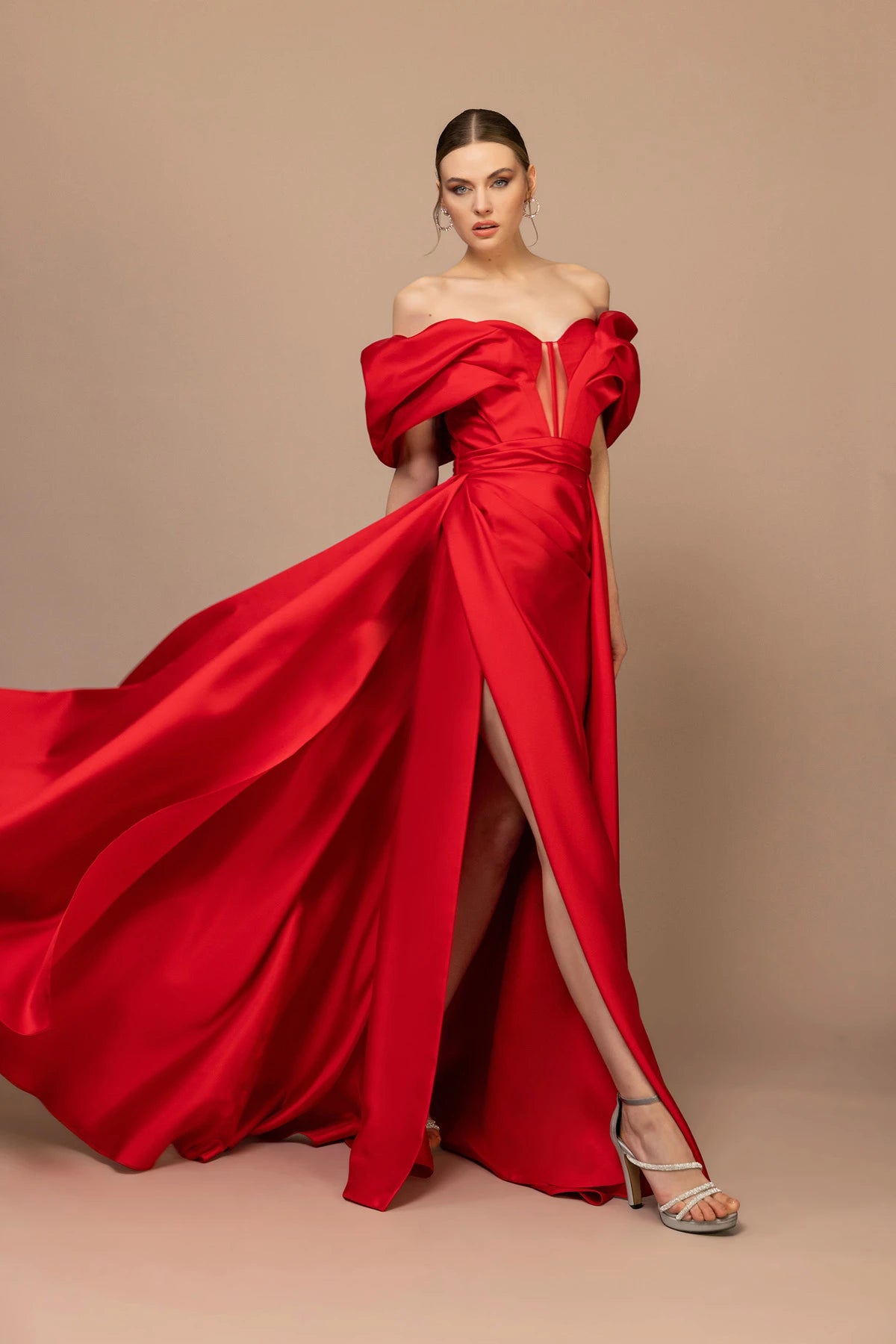 7145-Düşük Omuzlu Uzun Kollu Drapeli Yırtmaçlı Uzun Elbise