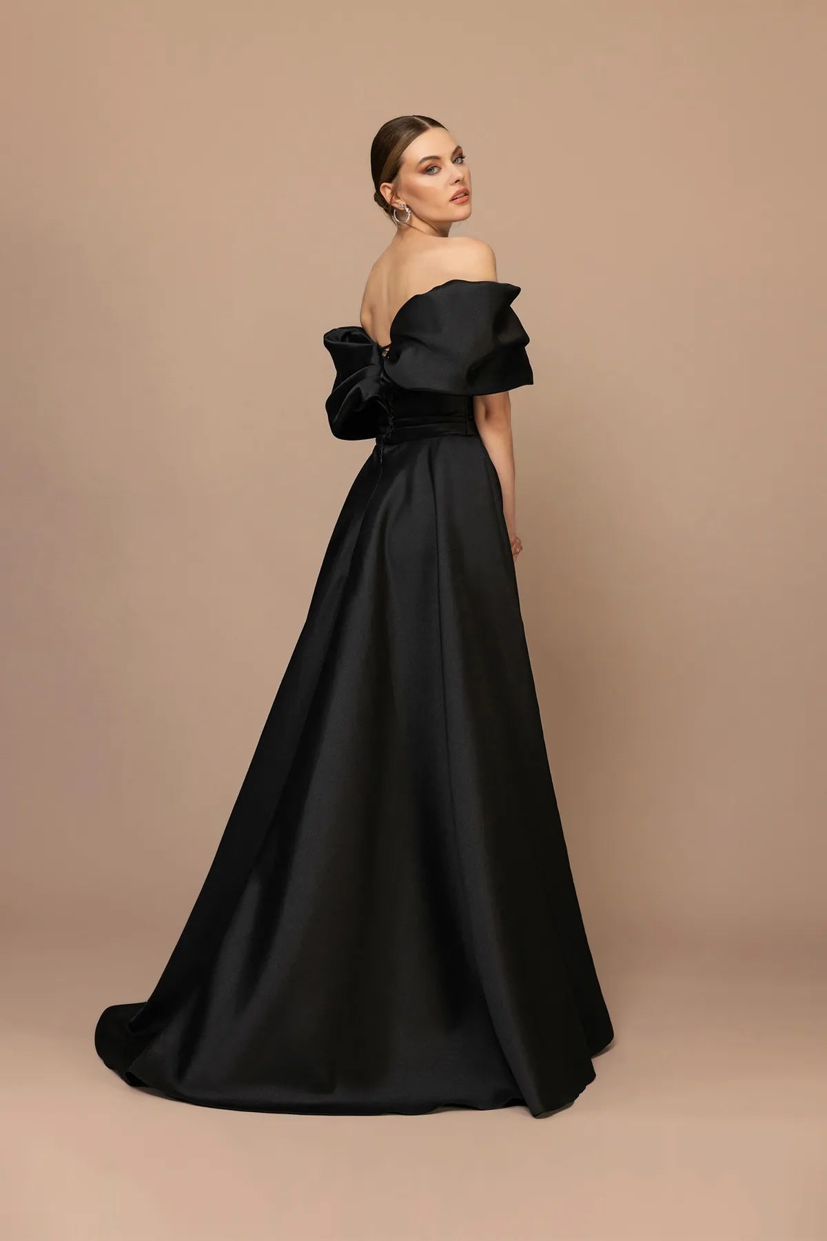 7145-Düşük Omuzlu Uzun Kollu Drapeli Yırtmaçlı Uzun Elbise