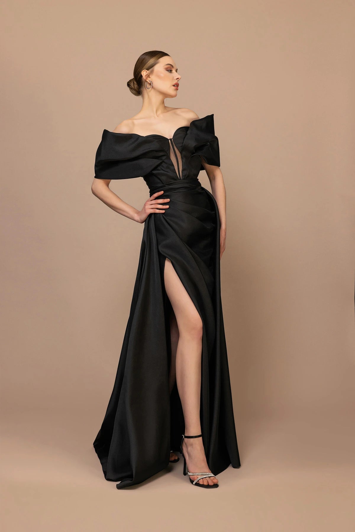 7145-Düşük Omuzlu Uzun Kollu Drapeli Yırtmaçlı Uzun Elbise