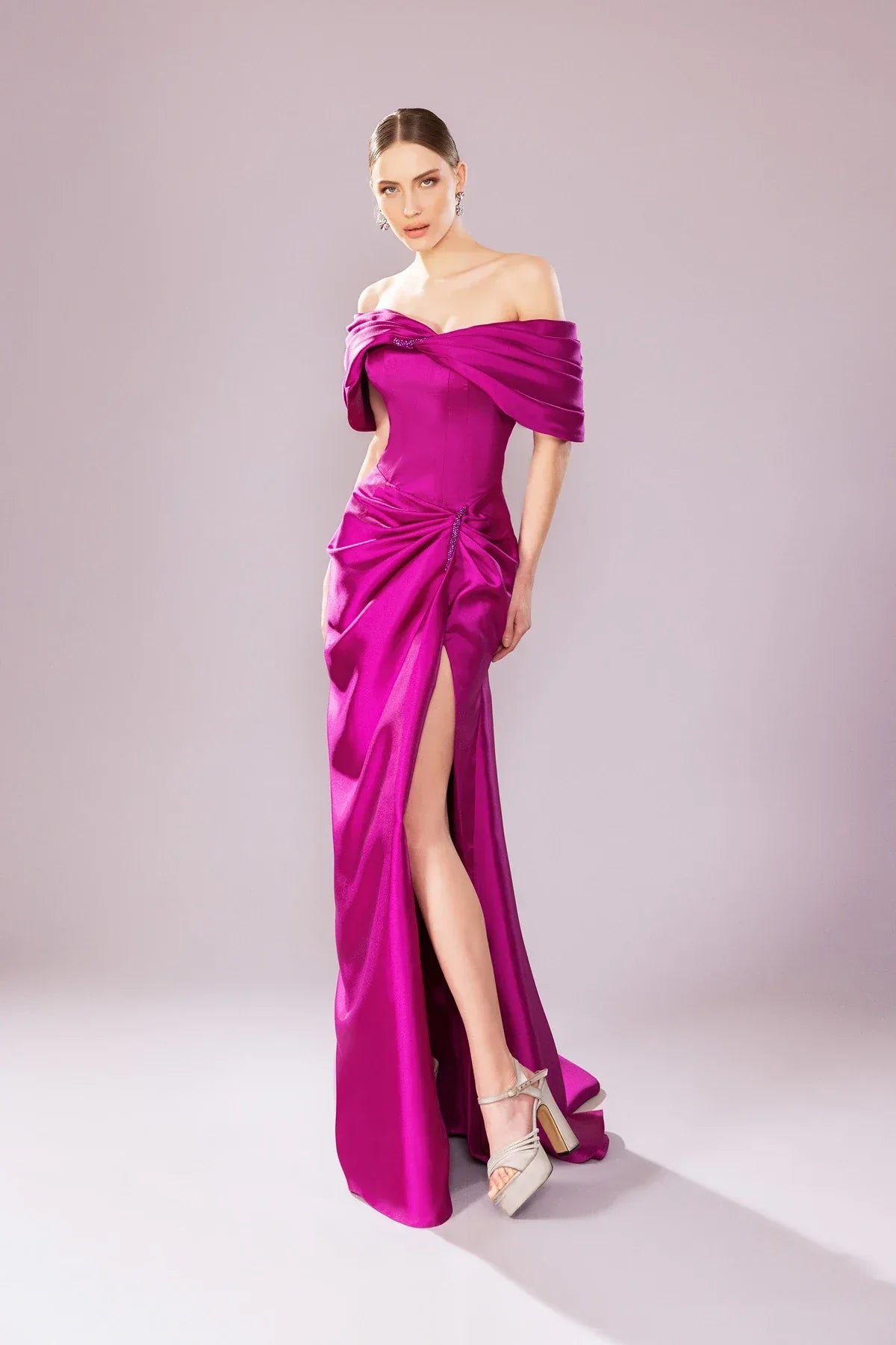 7154-Drapeli Düşük Omuzlu Yırtmaçlı Uzun Abiye - Kenzel