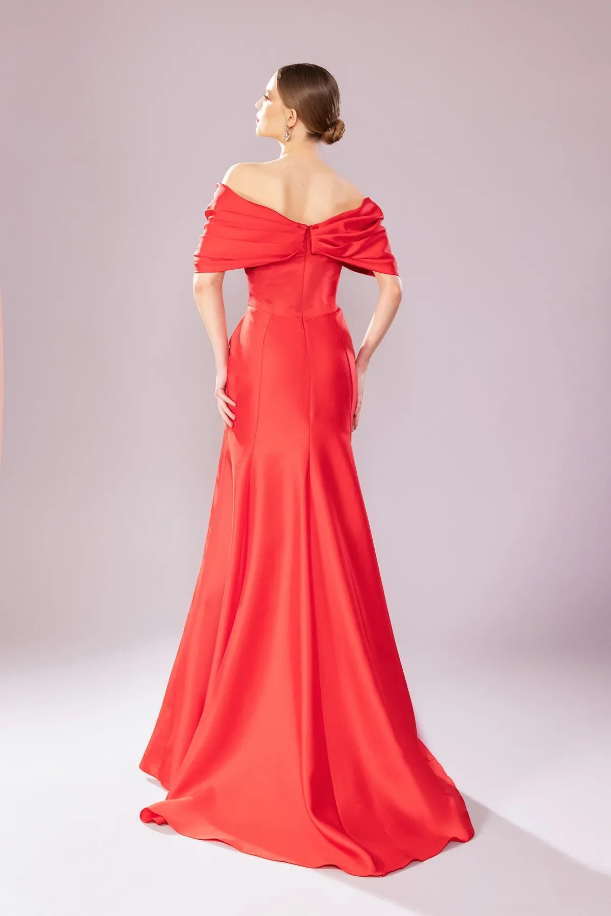 7154-Drapeli Düşük Omuzlu Yırtmaçlı Uzun Abiye - Kenzel