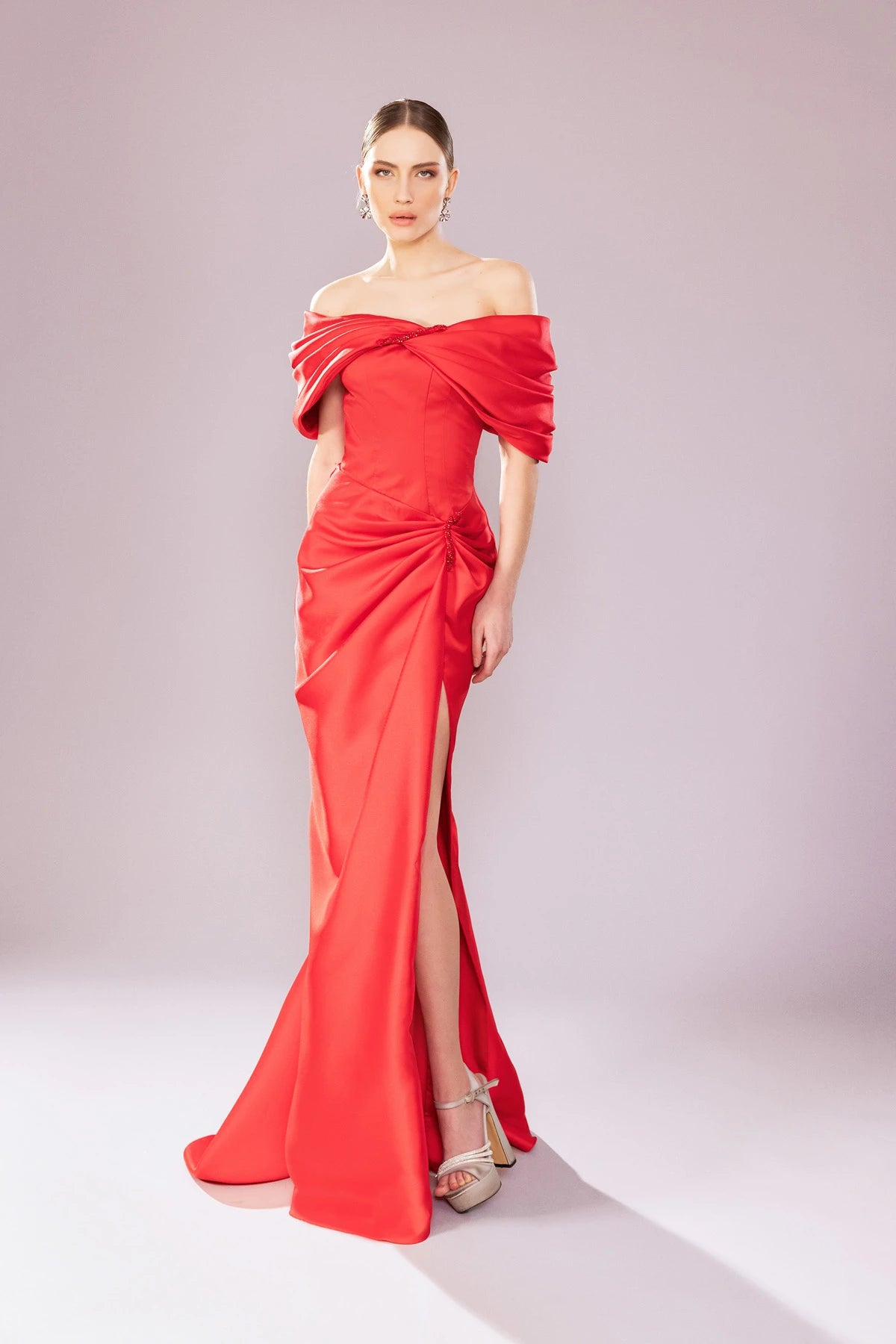 7154-Drapeli Düşük Omuzlu Yırtmaçlı Uzun Abiye