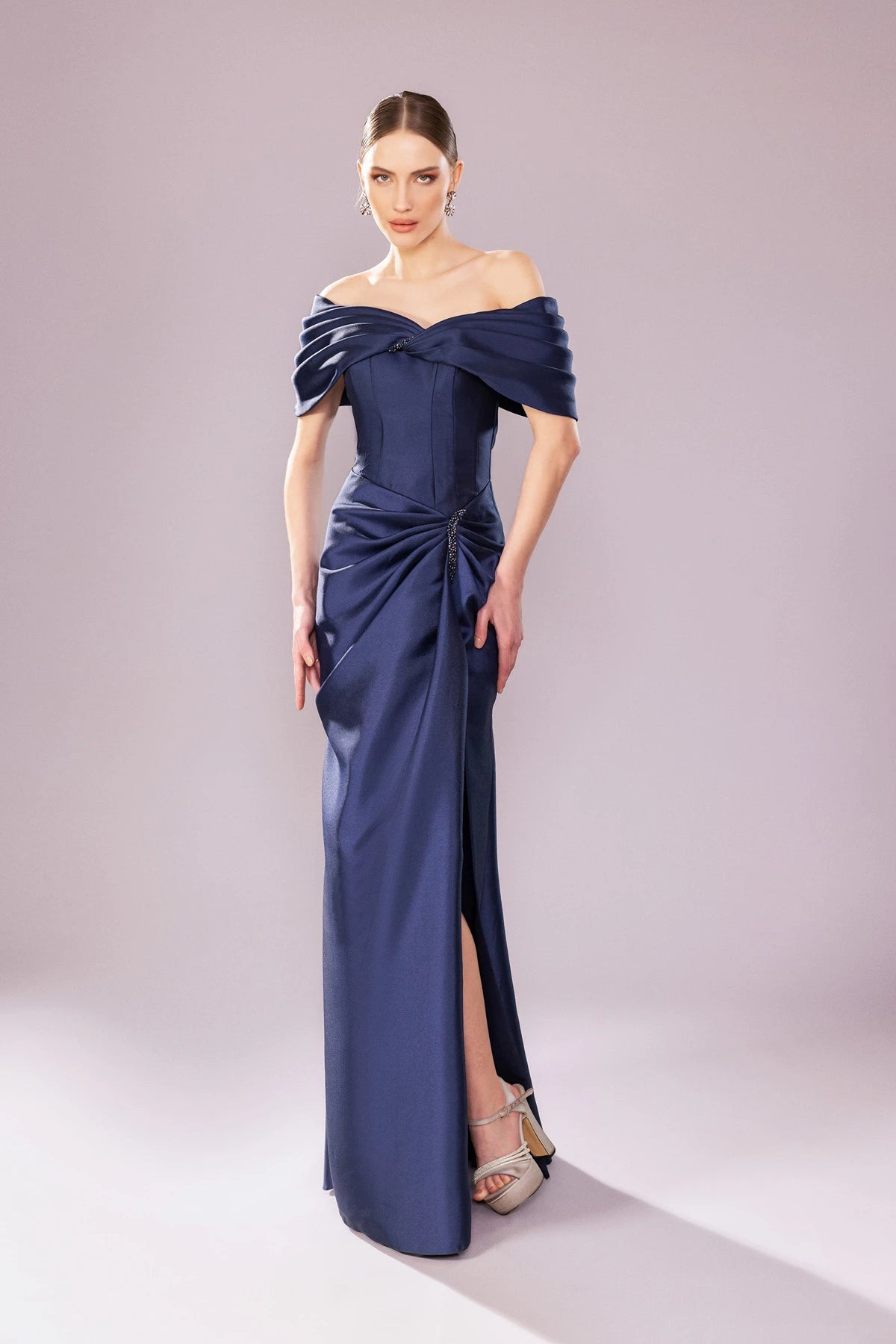 7154-Drapeli Düşük Omuzlu Yırtmaçlı Uzun Abiye