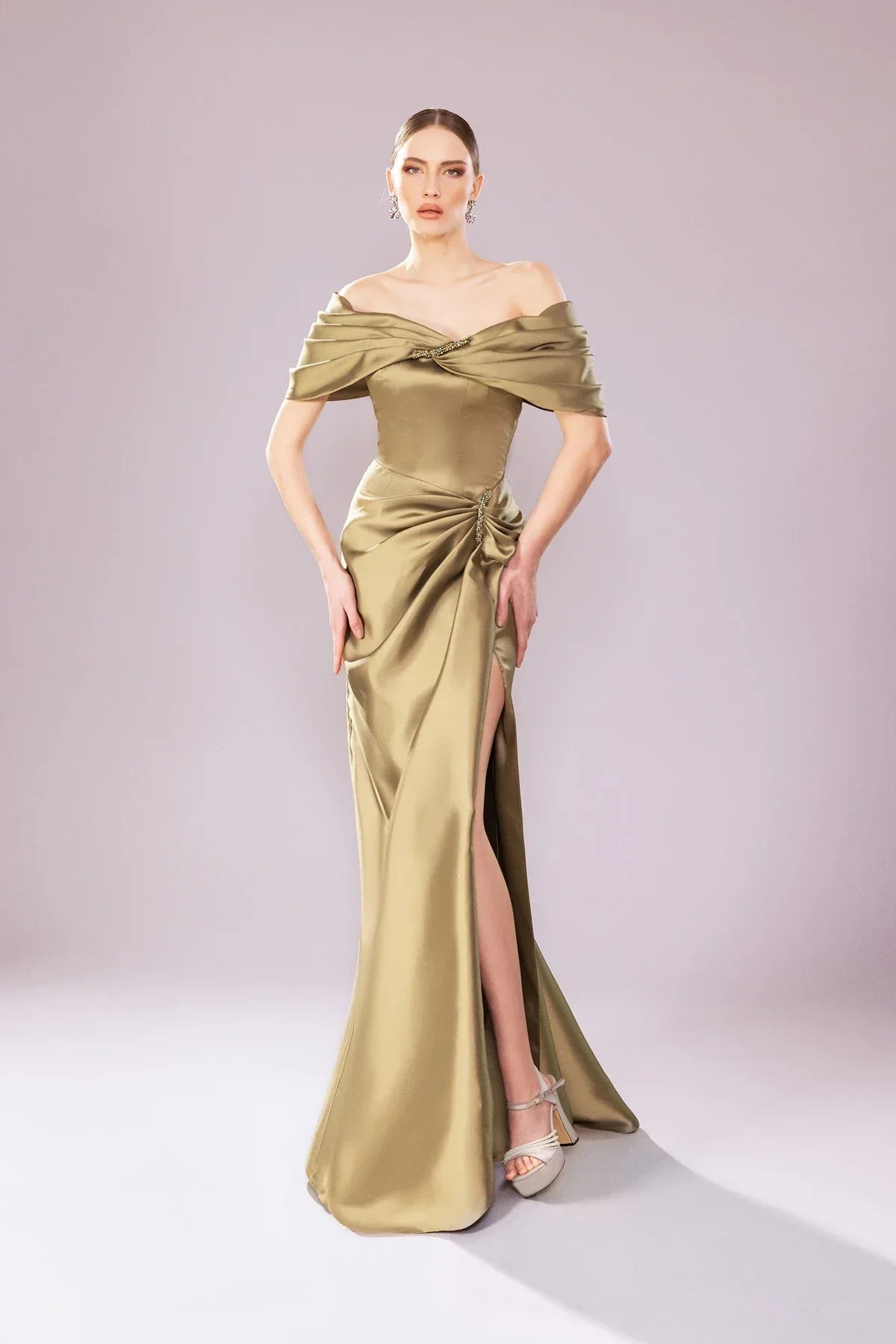 7154-Drapeli Düşük Omuzlu Yırtmaçlı Uzun Abiye - Kenzel