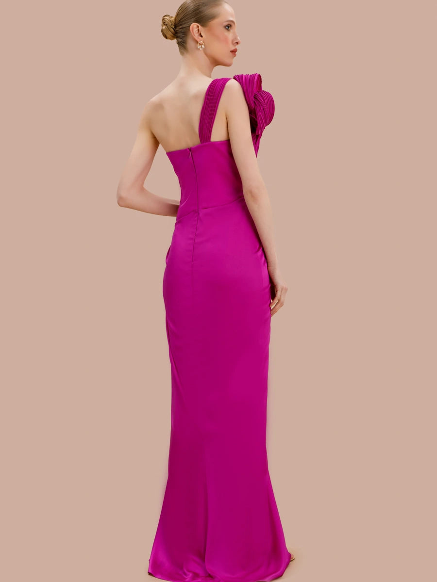 7157-Tek Omuz Drapeli Yırtmaçlı Uzun Abiye Elbise