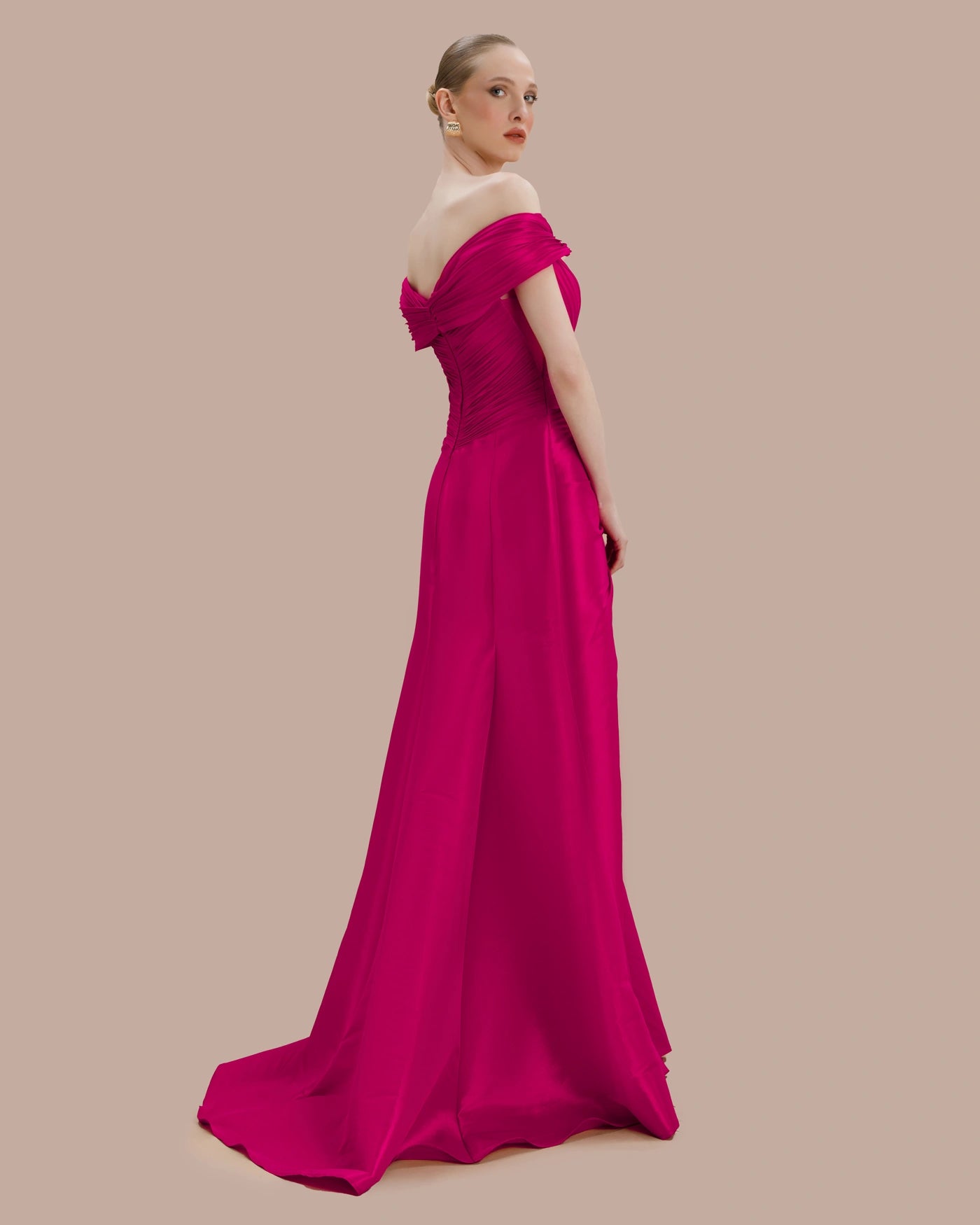 7160-Düşük Omuz V Yaka Drapeli Yırtmaçlı Uzun Abiye Elbise