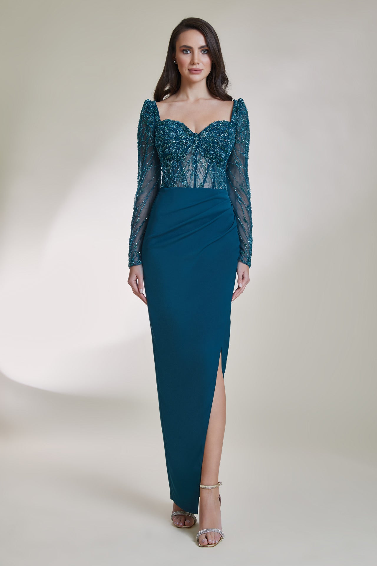 9053-Kalp Yaka Uzun Kol Yırtmaçlı Midi Abiye