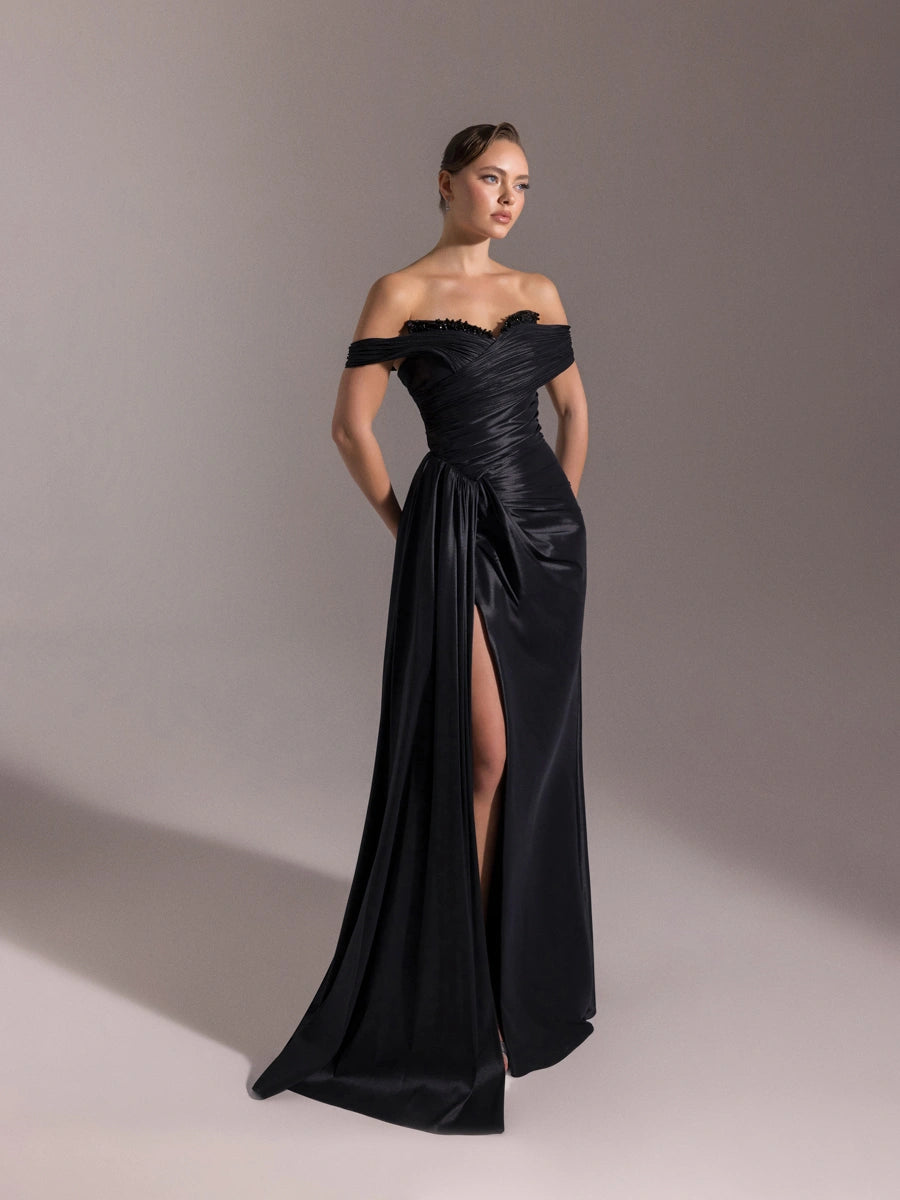 A25001-Göğüsü İşlemeli Yırtmaçlı Pliseli Uzun Abiye Elbise