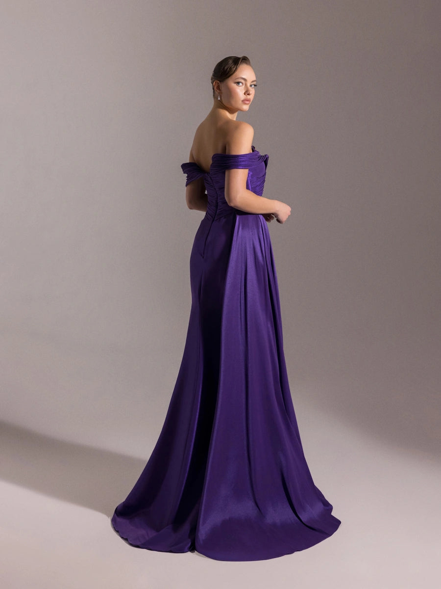 A25001-Göğüsü İşlemeli Yırtmaçlı Pliseli Uzun Abiye Elbise