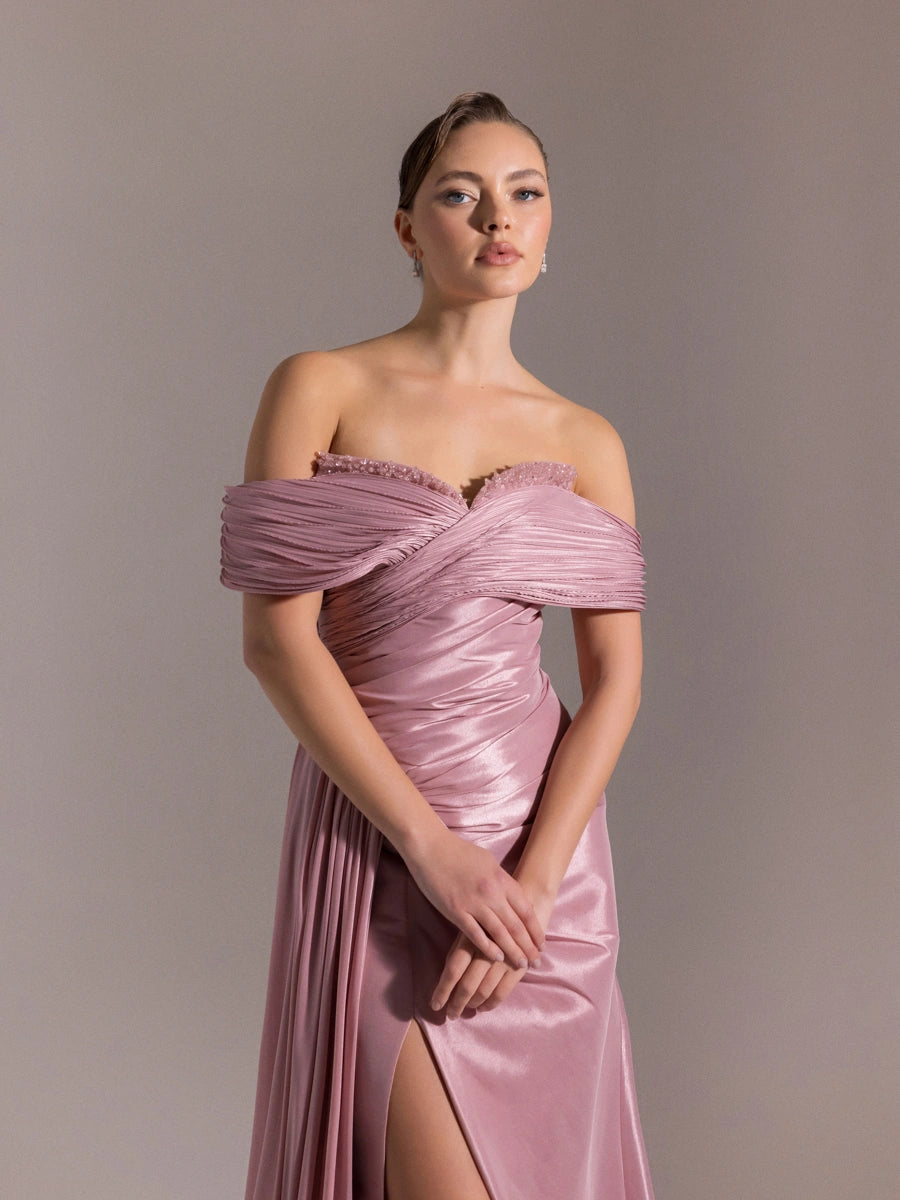 A25001-Göğüsü İşlemeli Yırtmaçlı Pliseli Uzun Abiye Elbise