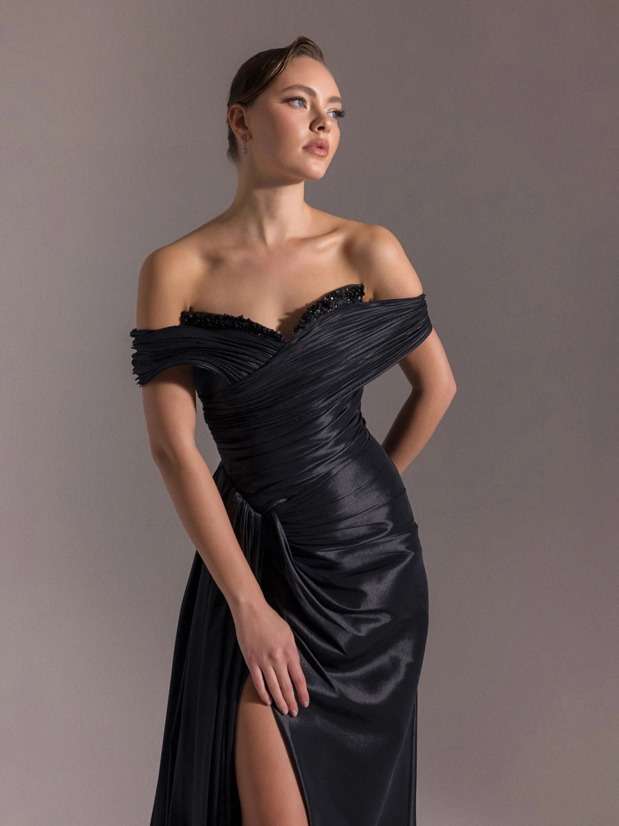 A25001-Göğüsü İşlemeli Yırtmaçlı Pliseli Uzun Abiye Elbise