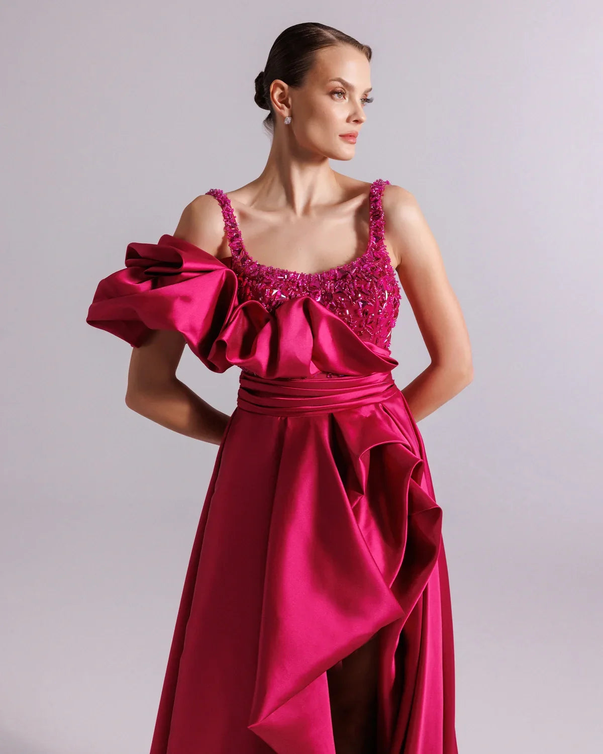 A25006-Taş İşlemeli Volan Detaylı Yırtmaçlı Uzun Abiye Elbise - Kenzel