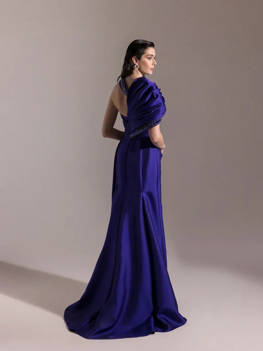 A25025-Asimetrik Kesim Şerit Taş Detaylı Drapeli Balık Abiye Elbise - Kenzel