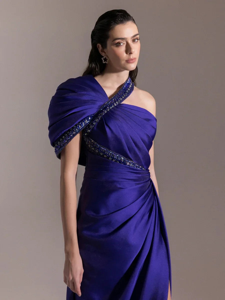 A25025-Asimetrik Kesim Şerit Taş Detaylı Drapeli Balık Abiye Elbise - Kenzel