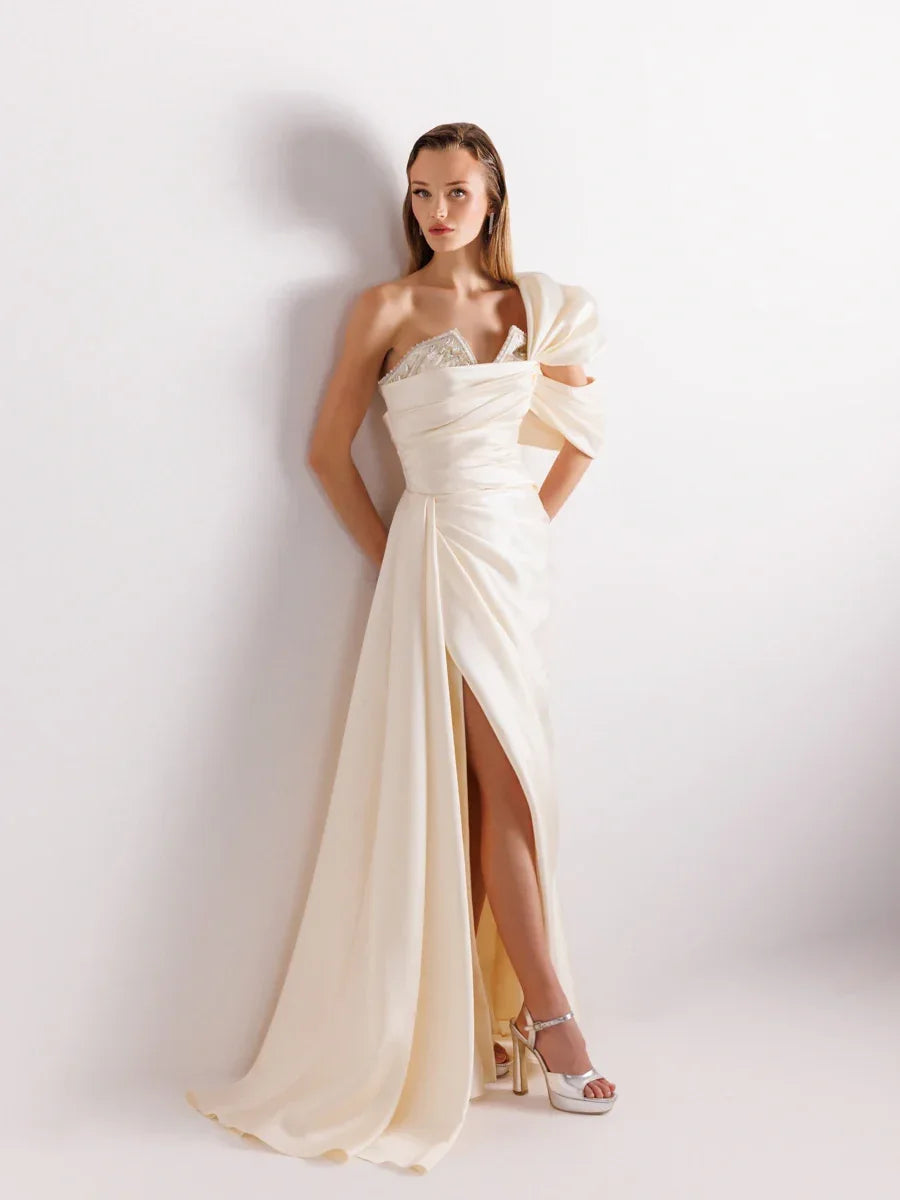 A25038-Straplez Göğüsü İşlemeli Yırtmaçlı Balık Abiye Elbise - Kenzel