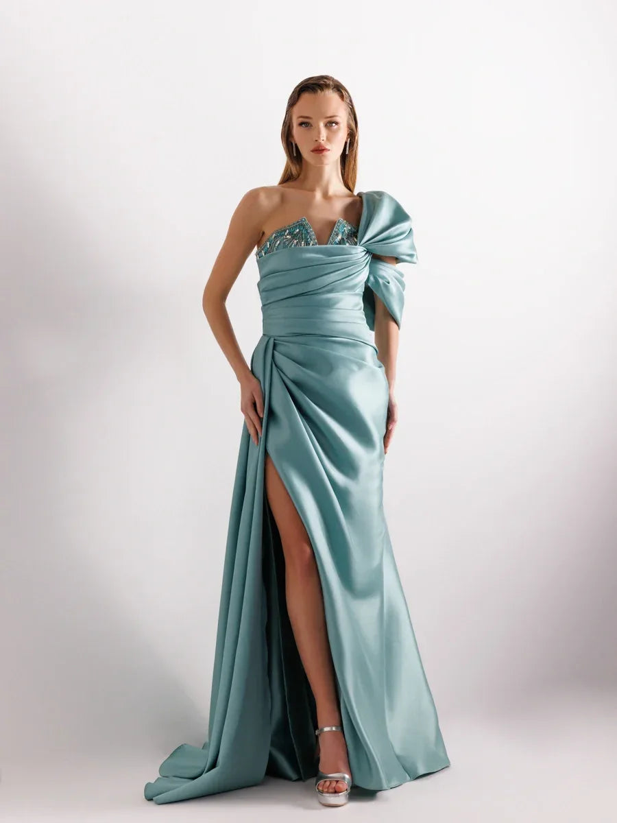 A25038-Straplez Göğüsü İşlemeli Yırtmaçlı Balık Abiye Elbise - Kenzel