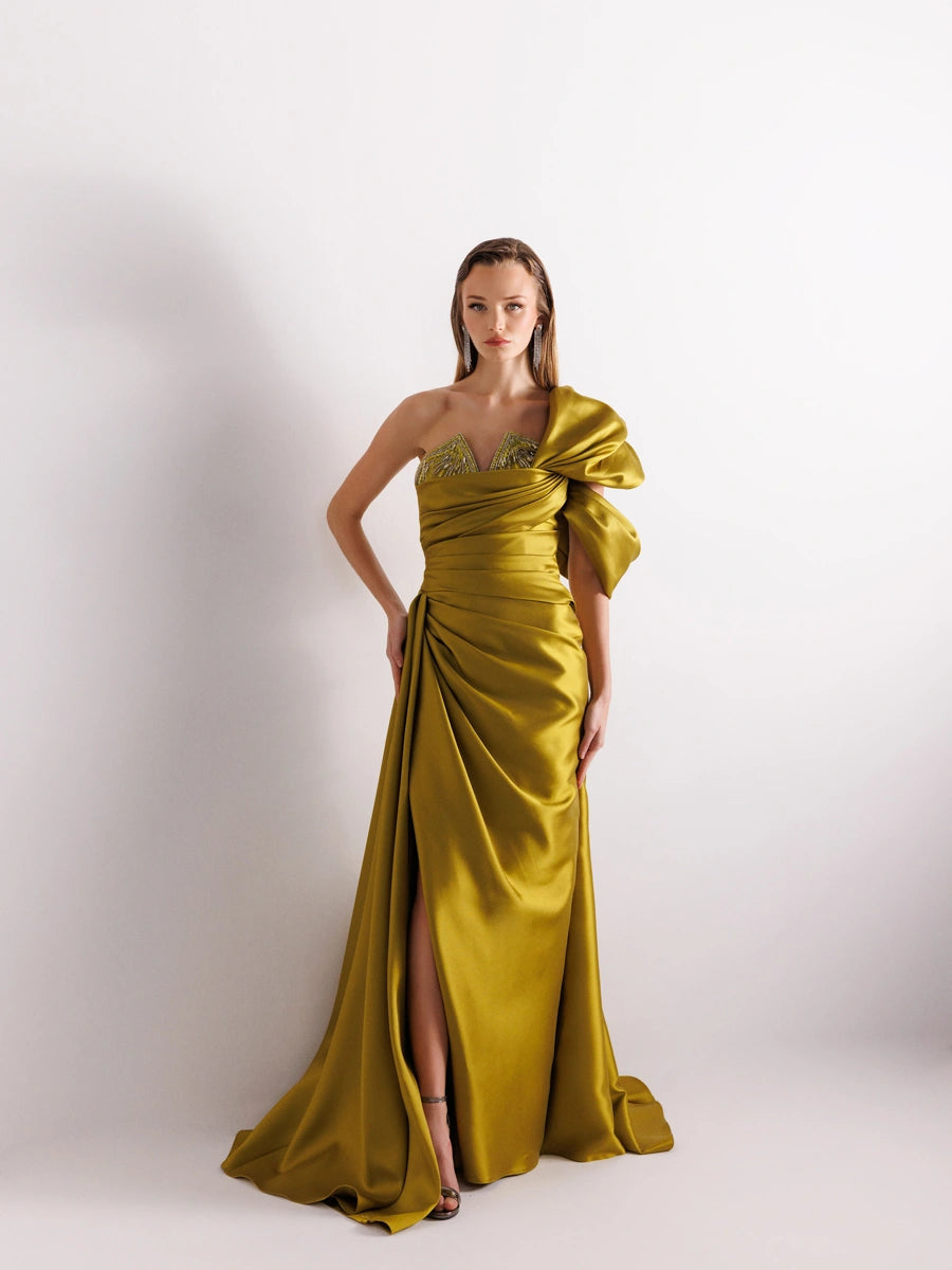 A25038-Straplez Göğüsü İşlemeli Yırtmaçlı Balık Abiye Elbise