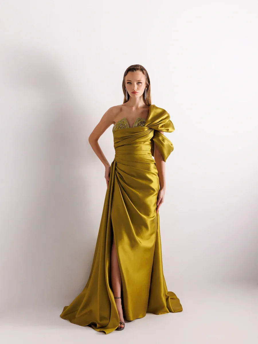 A25038-Straplez Göğüsü İşlemeli Yırtmaçlı Balık Abiye Elbise - Kenzel