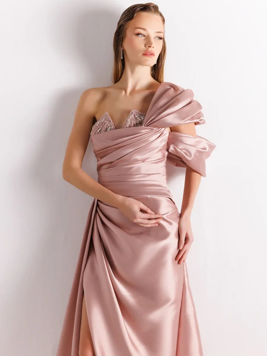 A25038-Straplez Göğüsü İşlemeli Yırtmaçlı Balık Abiye Elbise - Kenzel