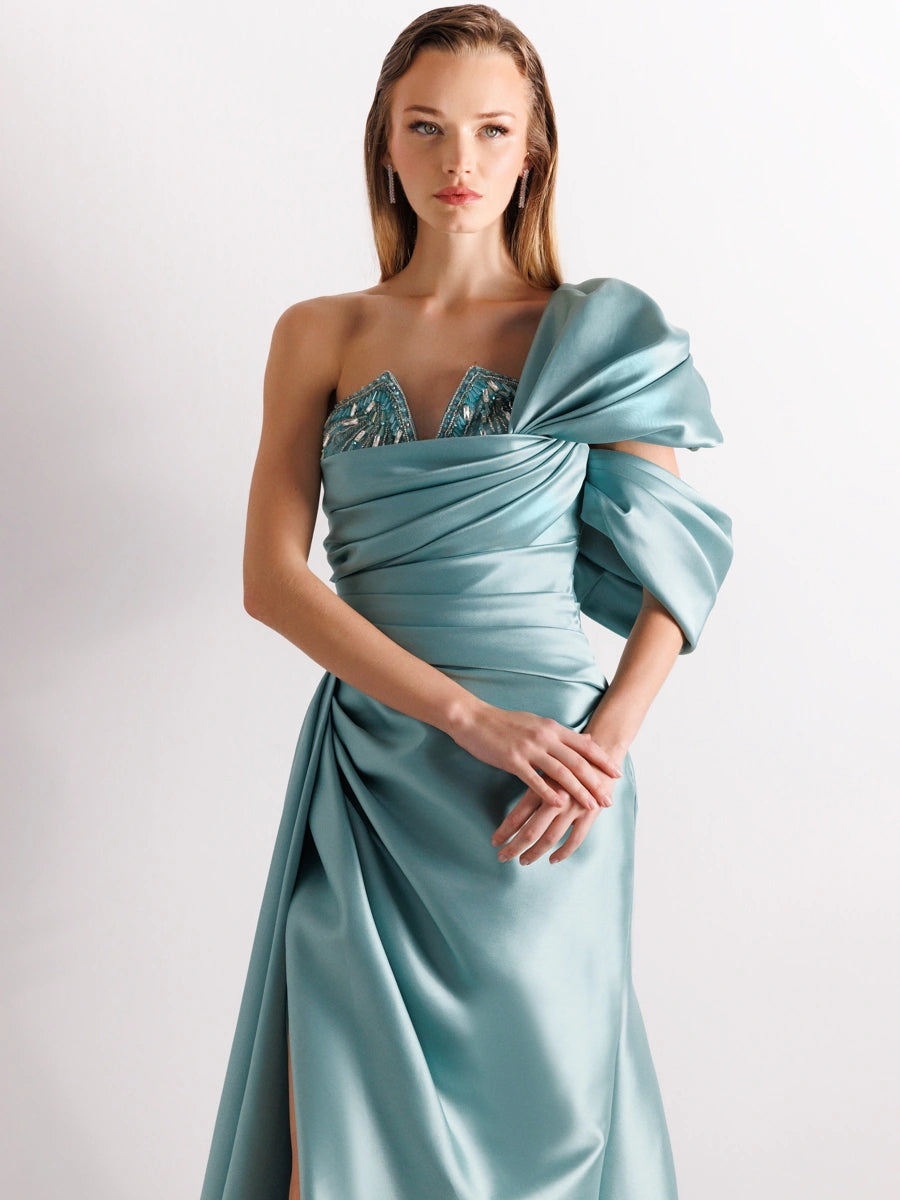 A25038-Straplez Göğüsü İşlemeli Yırtmaçlı Balık Abiye Elbise