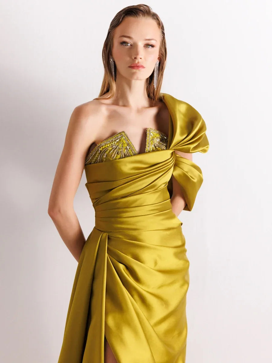 A25038-Straplez Göğüsü İşlemeli Yırtmaçlı Balık Abiye Elbise - Kenzel