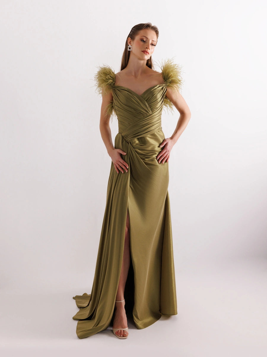 A25058-Omuzları Otrişli Yırtmaçlı Balık Abiye Elbise