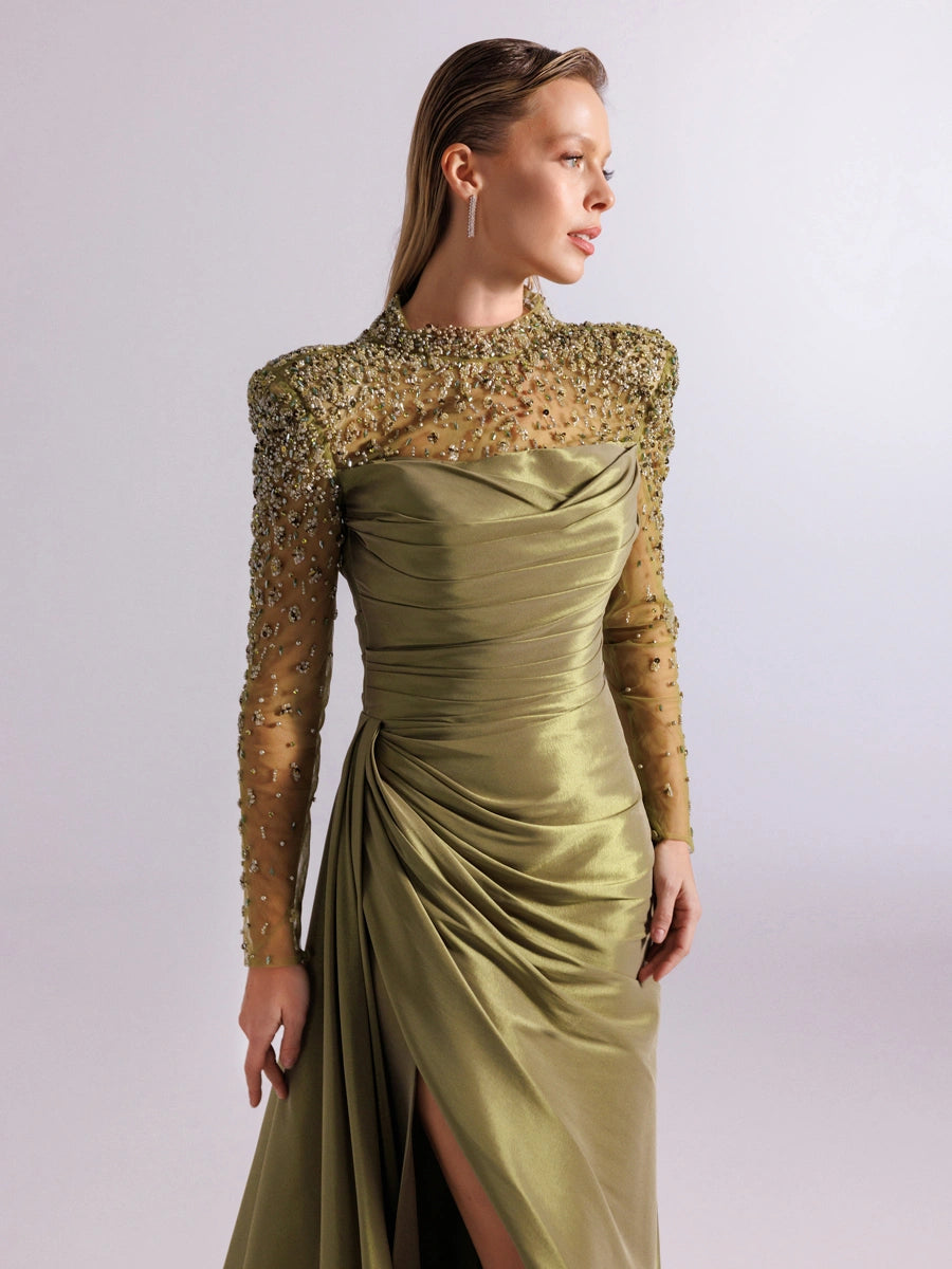 A25067-Straplez Görünümlü Tüm Dekoltesi Taş Detaylı Yırtmaçlı Elbise