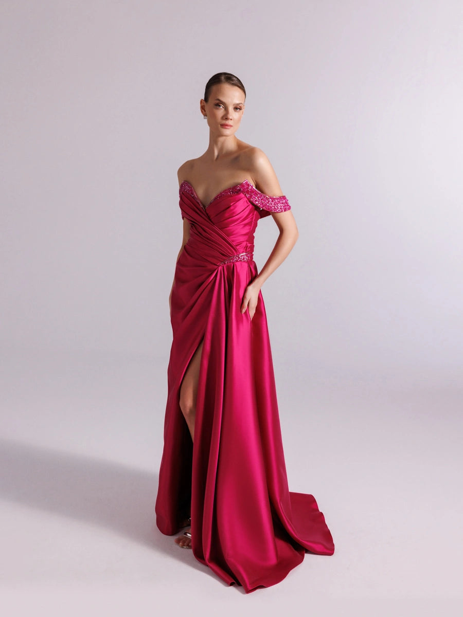 A25095-Kolları İşlemeli Yırtmaçlı Drapeli Balık Abiye Elbise