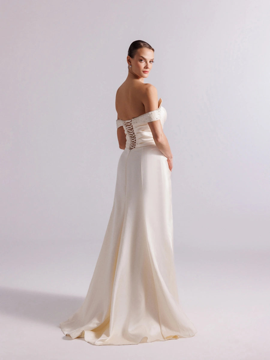 A25095-Kolları İşlemeli Yırtmaçlı Drapeli Balık Abiye Elbise