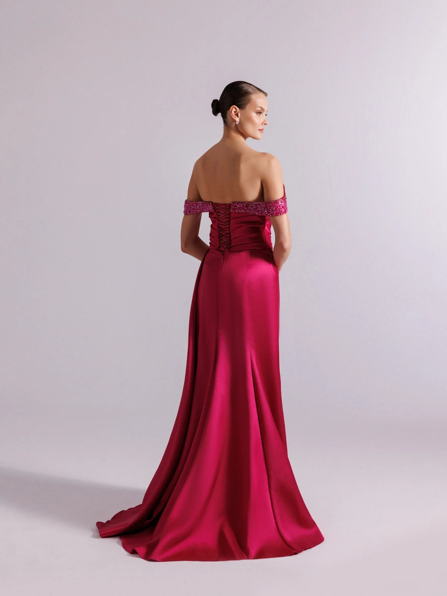 A25095-Kolları İşlemeli Yırtmaçlı Drapeli Balık Abiye Elbise