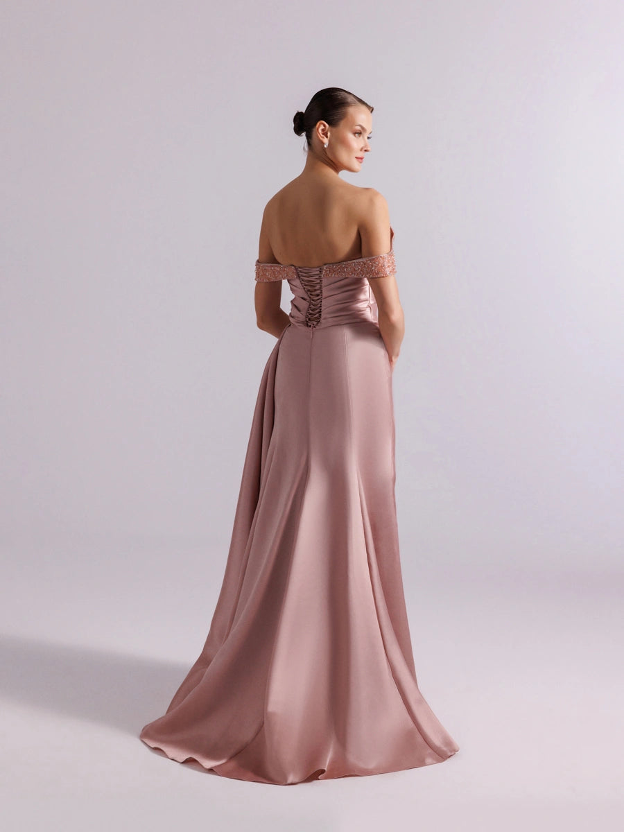 A25095-Kolları İşlemeli Yırtmaçlı Drapeli Balık Abiye Elbise