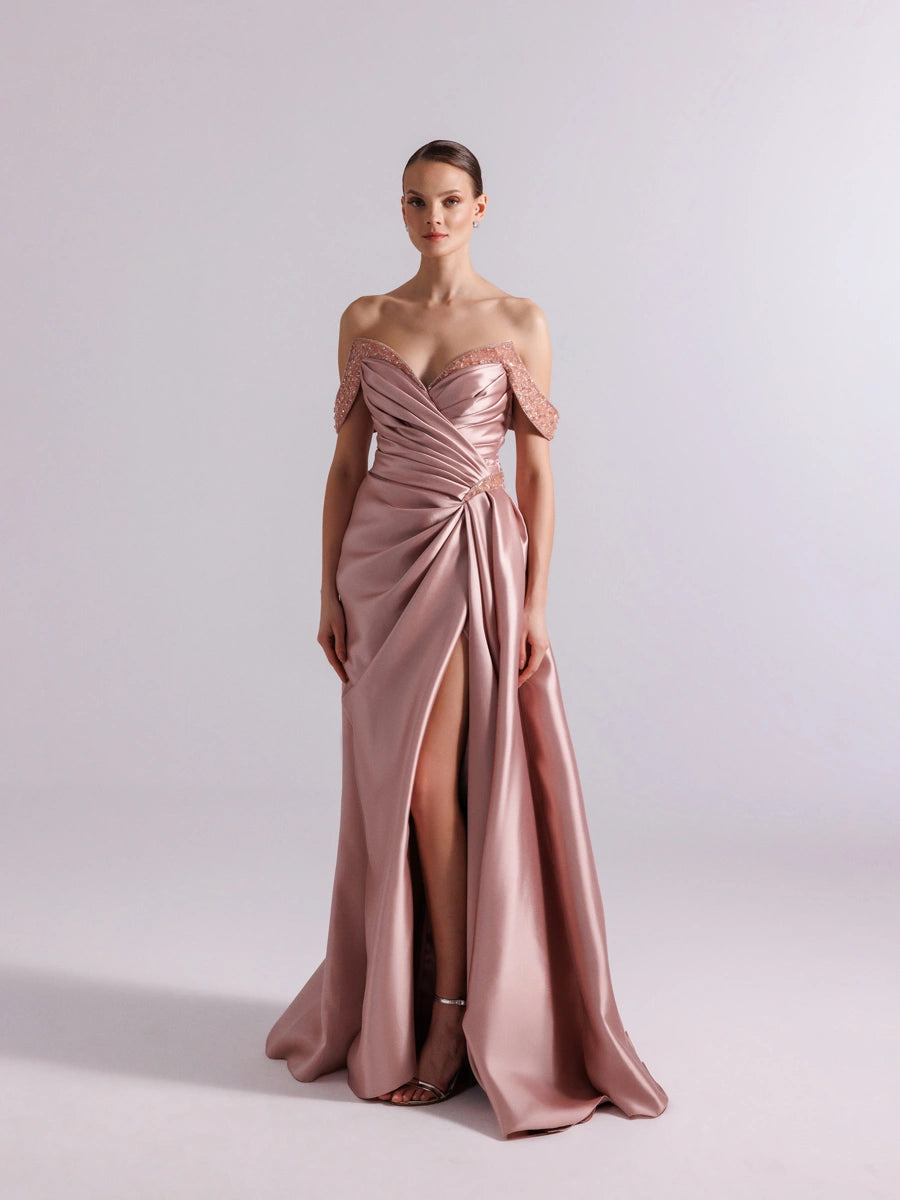 A25095-Kolları İşlemeli Yırtmaçlı Drapeli Balık Abiye Elbise