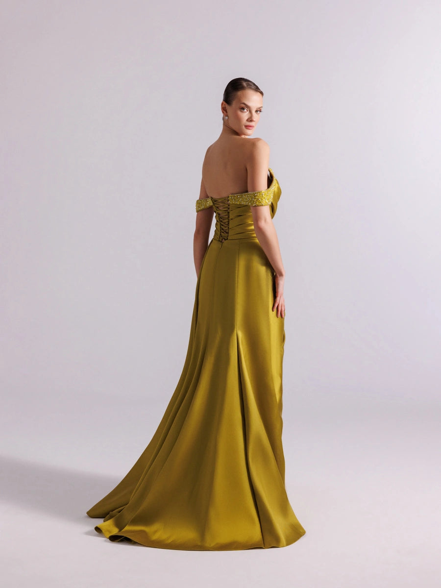 A25095-Kolları İşlemeli Yırtmaçlı Drapeli Balık Abiye Elbise