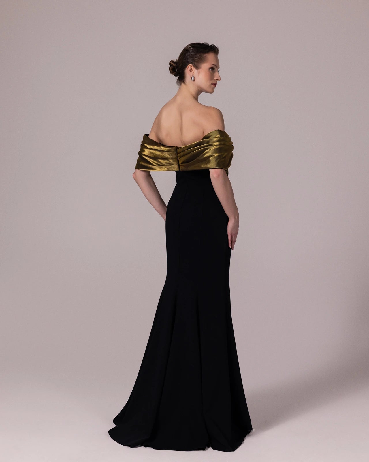 A25180-Straplez Yakası Taş Detaylı Yırtmaçlı Uzun Abiye Elbise