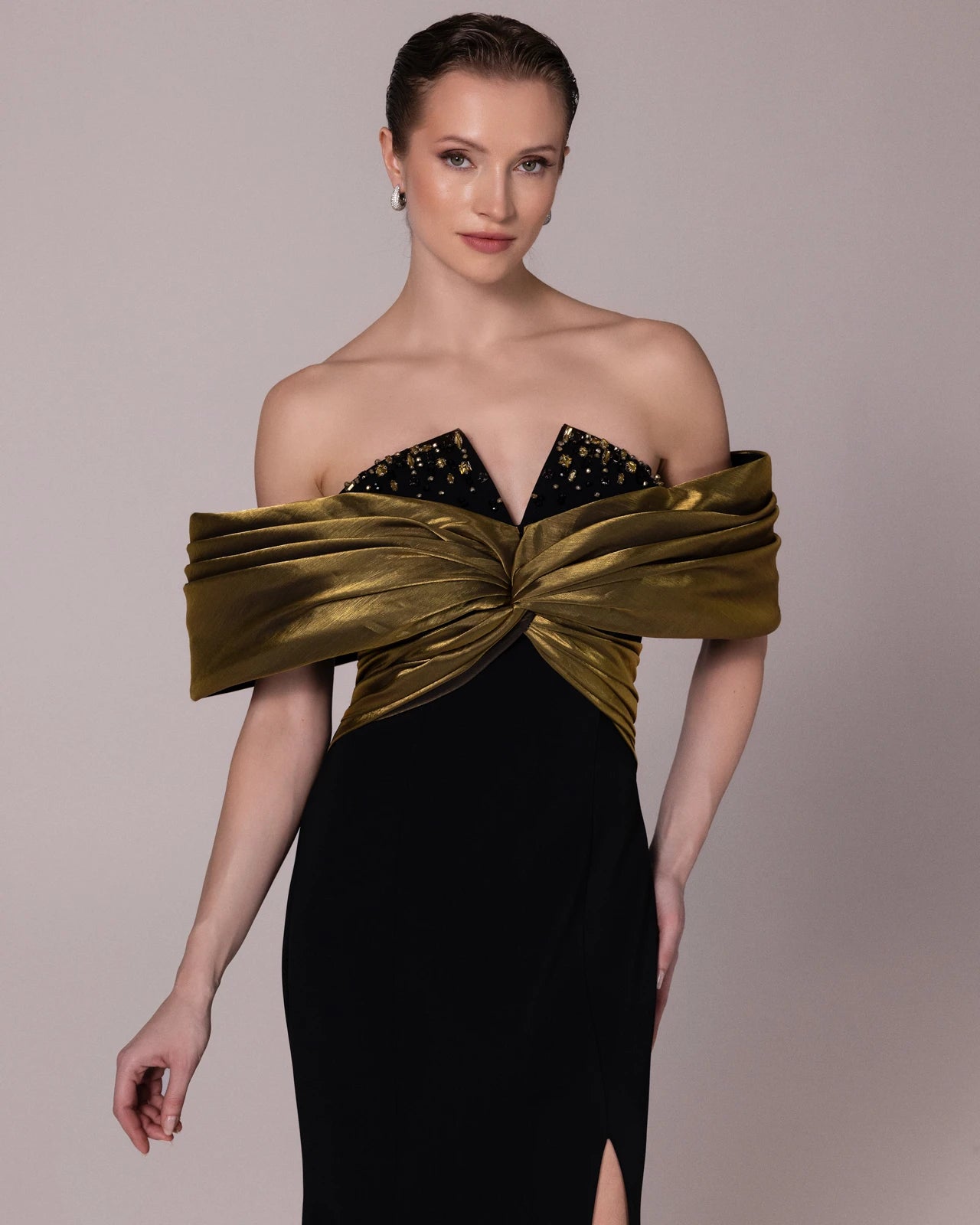 A25180-Straplez Yakası Taş Detaylı Yırtmaçlı Uzun Abiye Elbise