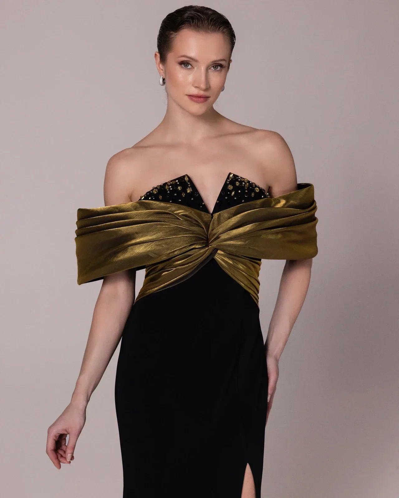 A25180-Straplez Yakası Taş Detaylı Yırtmaçlı Uzun Abiye Elbise - Kenzel