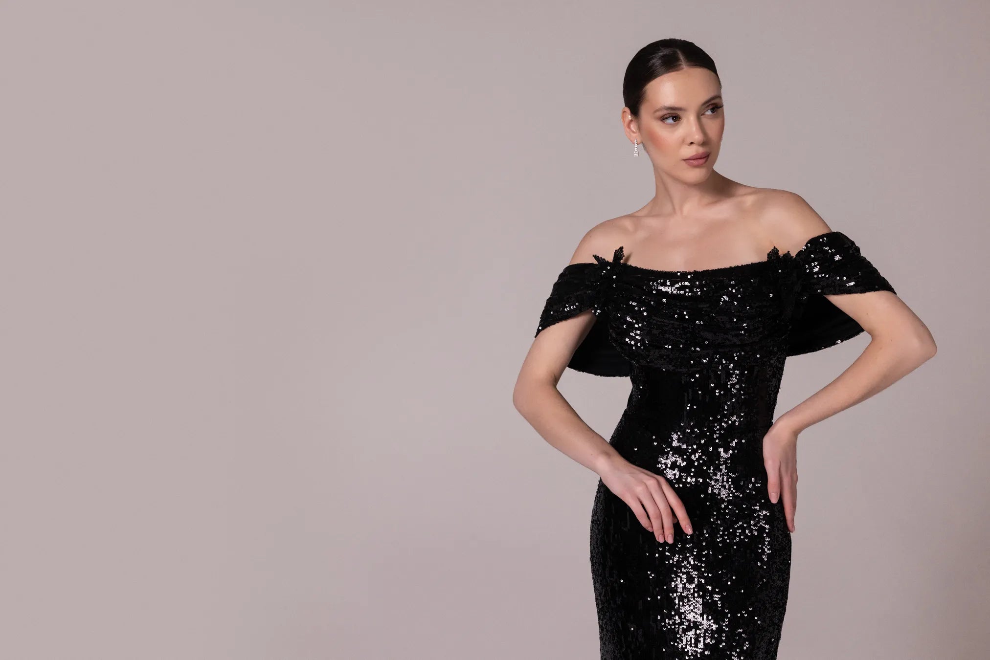 A25184-Degaje Yaka Detaylı Uzun Payet Elbise