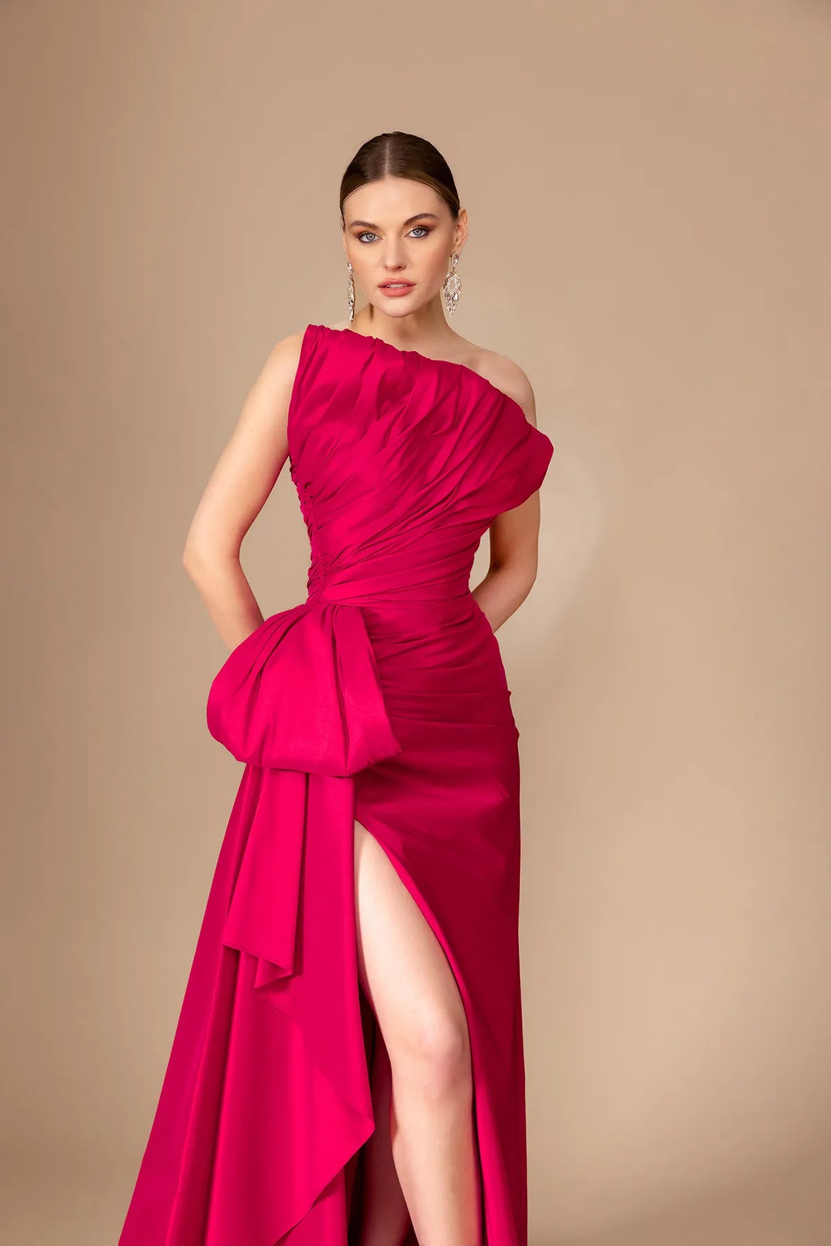 A25187 - Straplez Yaka Drapeli Yırtmaçlı Uzun Elbise