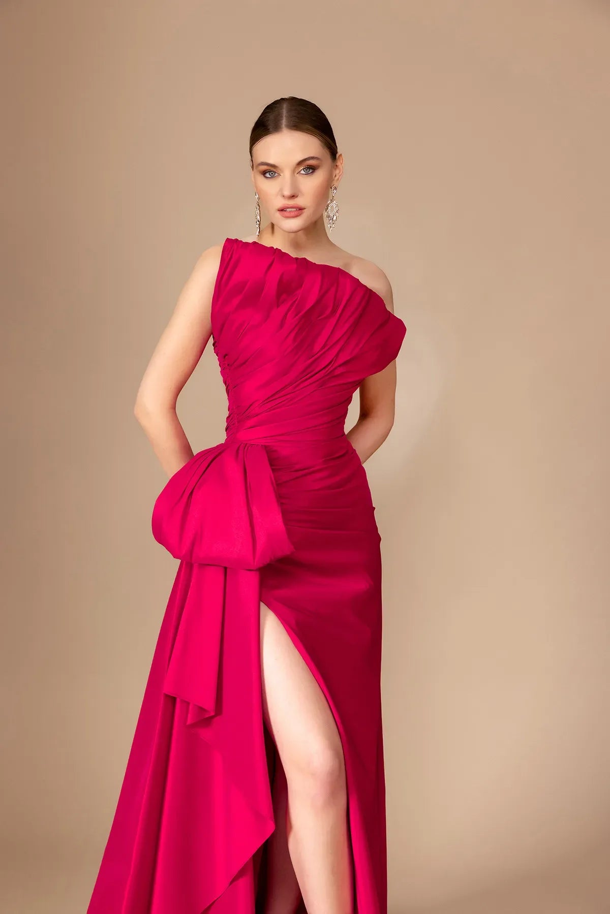 A25187 - Straplez Yaka Drapeli Yırtmaçlı Uzun Elbise - Kenzel