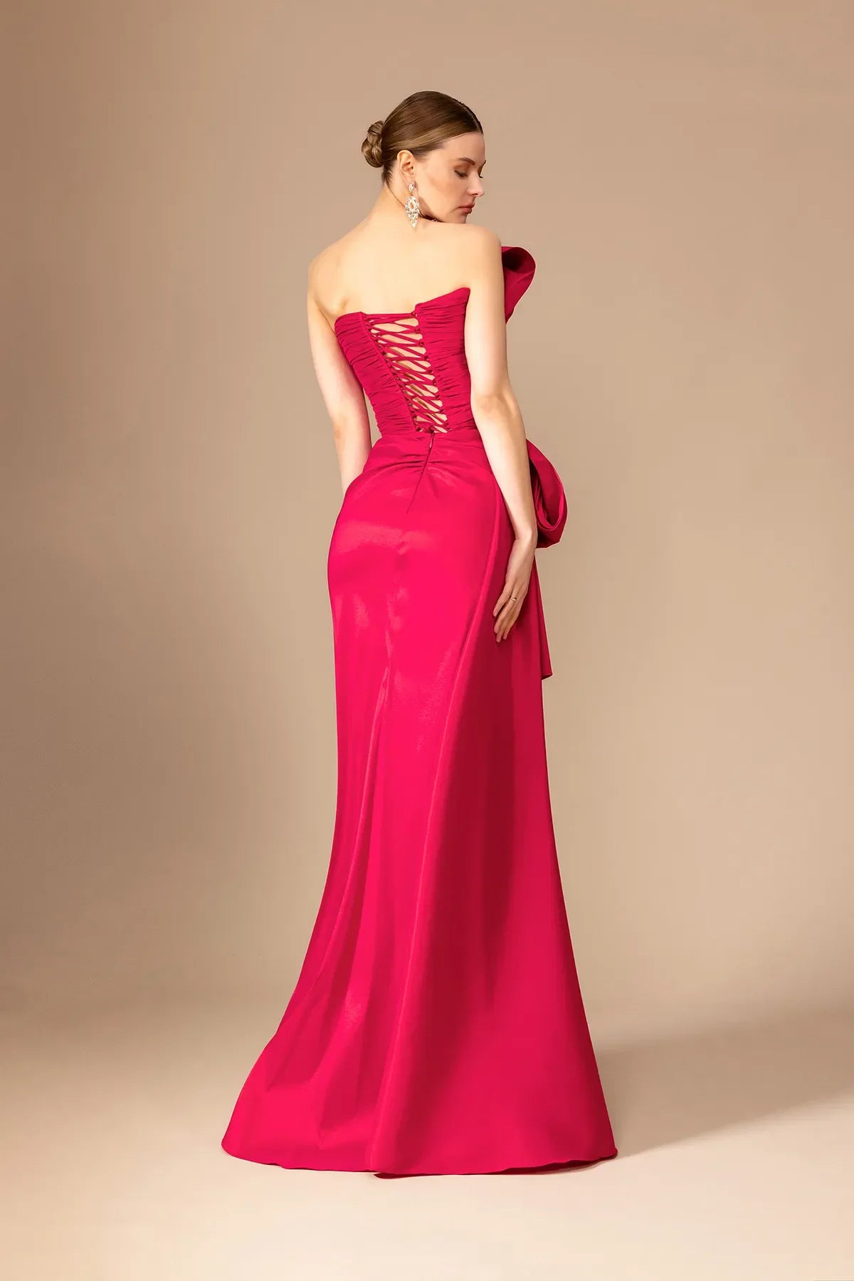 A25187 - Straplez Yaka Drapeli Yırtmaçlı Uzun Elbise - Kenzel