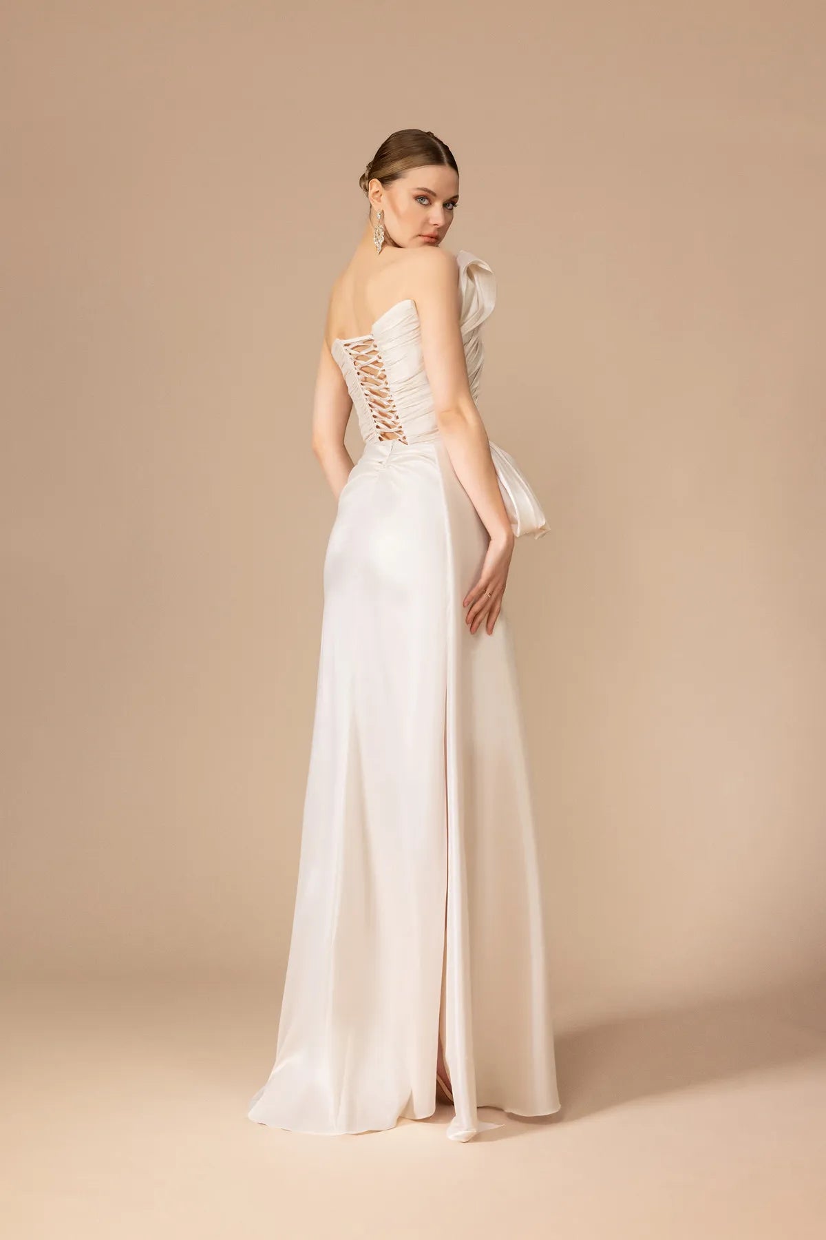 A25187 - Straplez Yaka Drapeli Yırtmaçlı Uzun Elbise